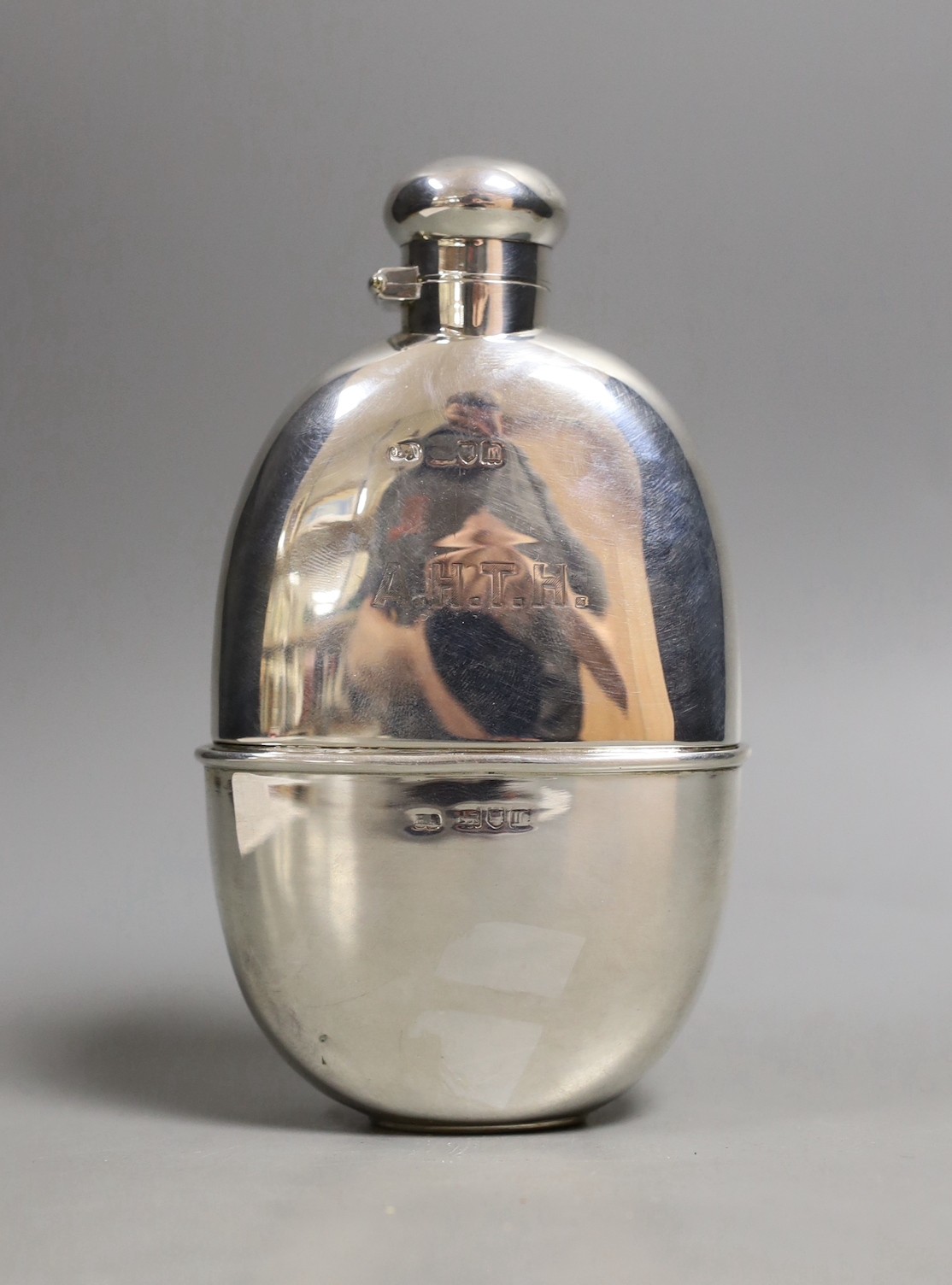An Edwardian silver hip flask, Atkin Brothers, London, 1907, 15.1cm.